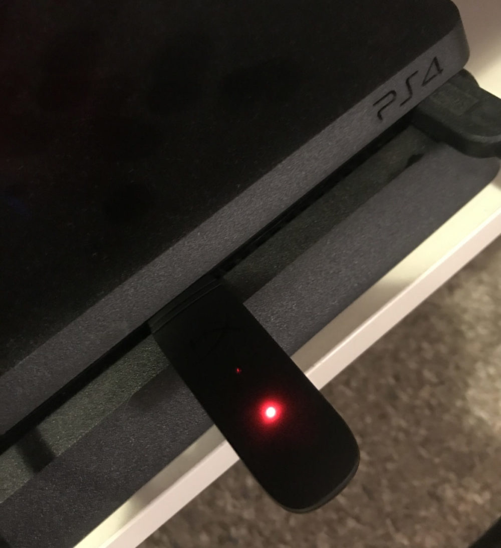 HyperX Cloud Stinger Core Wireless Headphones USB dong installed in a Playstation 4 Close-up. Photo: Senses.se