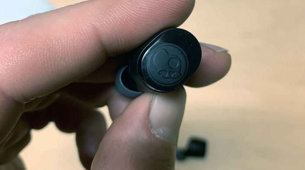 Skullcandy - Jib True Wireless - photo: senses.se - extreme close-up of the button.
