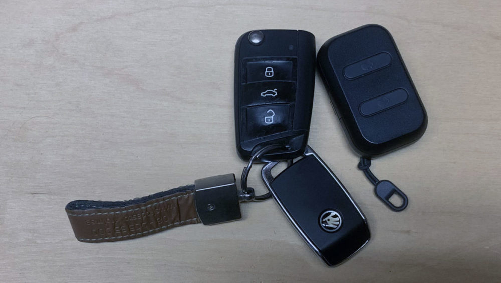 Photo: senses.se - Skullcandy - Dime - Compare car key size.